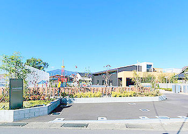 【厚木のぞみ幼稚園】120ｍ　宅街にある園庭がとても広くて大きな幼稚園です。全体がお洒落で落ち着いた雰囲気です。 送迎バスの出入り口も大きく園児の安全性も考えられています。