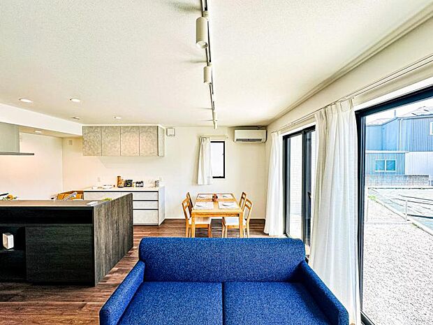 【南向きで明るく開放感のあるリビング】お店で見掛けた「あの家具」でも自由に配置できるゆとりのリビング空間。陽だまりが寛ぎの時間を更に素敵に演出致します。