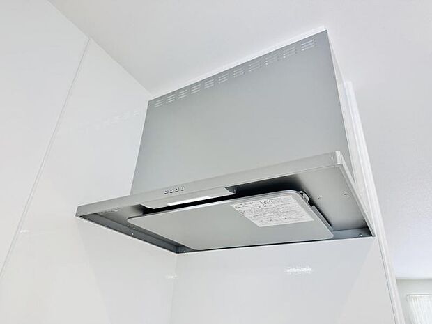 【スリム型レンジフード】稼働時の音が換気扇よりも静か 屋外とダイレクトにつながる換気扇と比べ、音が静かなメリットがあります。