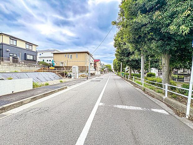 【前面道路を含む現地外観】