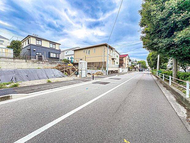 【前面道路を含む現地外観】