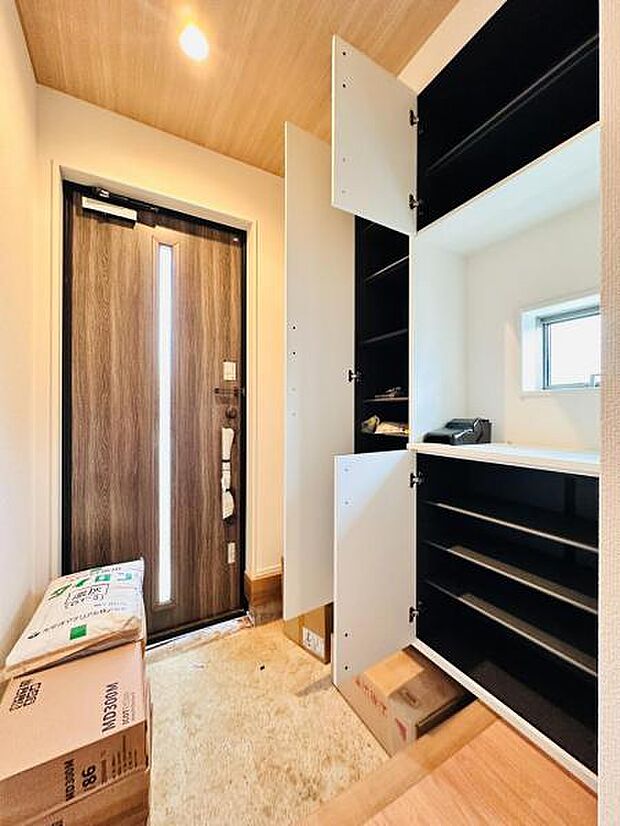 【明るく収納豊富な玄関】可動棚で調整可、ロングブーツやトレッキング靴もすっぽり収まる玄関収納