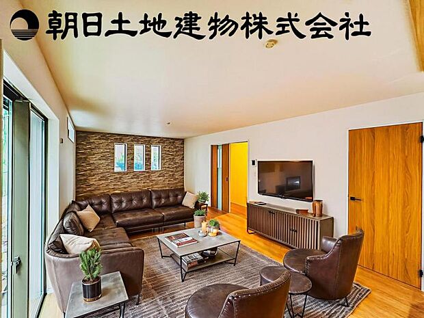 【南向きで明るく開放感のあるリビング：16帖】※画像は実際の室内写真を基に家具・調度品の配置例をCG合成したもので、実際とは多少異なります。また、家具等は販売価格に含まれません。