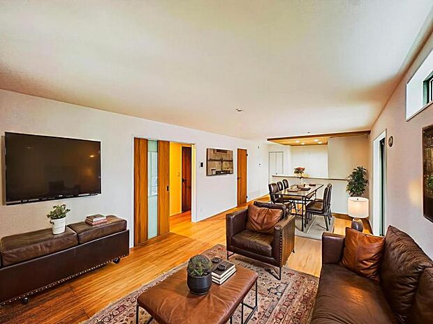 【南向きで明るく開放感のあるリビング：16帖】※画像は実際の室内写真を基に家具・調度品の配置例をCG合成したもので、実際とは多少異なります。また、家具等は販売価格に含まれません。