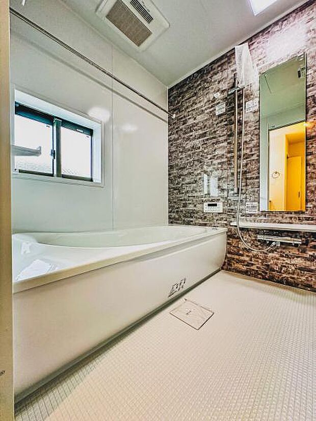 【多機能な一坪タイプの浴室】お子様と一緒に浸かれる広いバスタブで、バスタイムをさらに楽しく♪