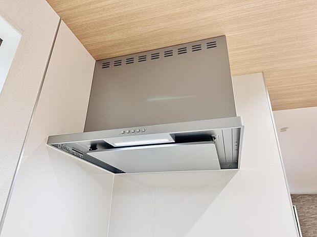 【スリム型レンジフード】稼働時の音が換気扇よりも静か 屋外とダイレクトにつながる換気扇と比べ、音が静かなメリットがあります。
