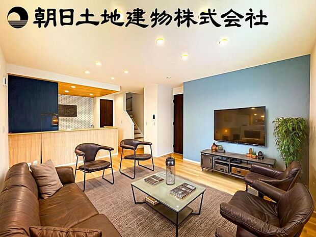 【南向きで明るく開放感のあるリビング：16帖】※画像は実際の室内写真を基に家具・調度品の配置例をCG合成したもので、実際とは多少異なります。また、家具等は販売価格に含まれません。