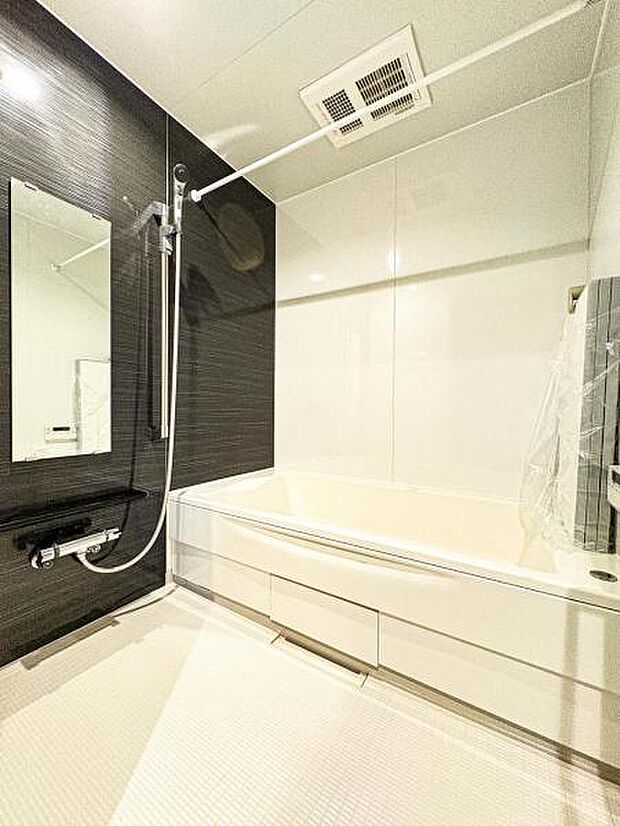 【多機能な一坪タイプの浴室】落ち着いた色調で統一された、清潔感ただよう浴室は、寛ぎの時間をさらに心地良いものに演出してくれます。