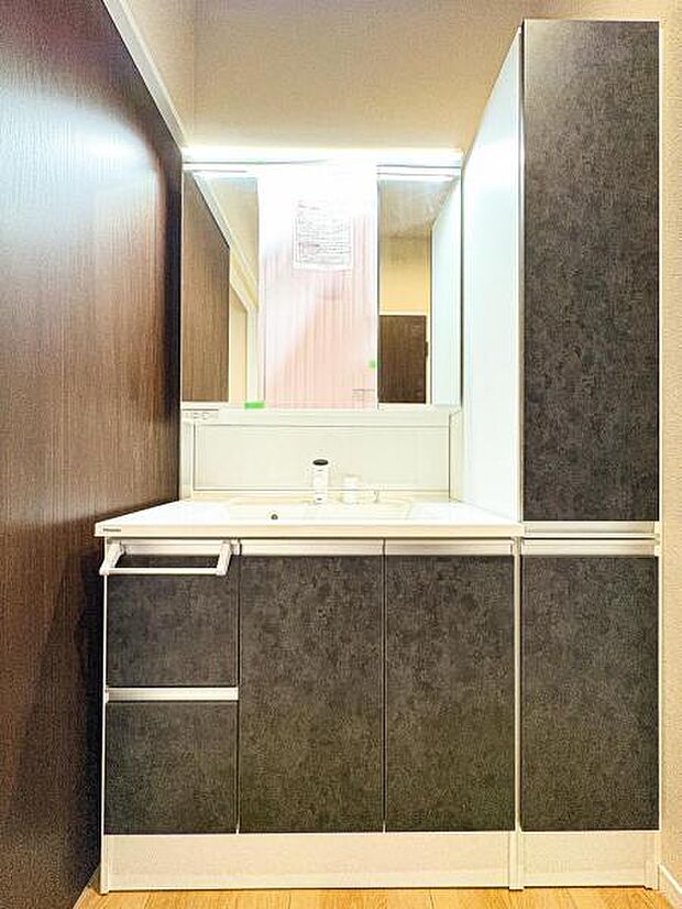 【嬉しい収納豊富な三面鏡洗面台】洗面台には三面鏡を採用。身だしなみを整えやすい事はもちろんですが、鏡の後ろに収納スペースを設ける事により、スペースをすっきりさせる事が出来るのも嬉しいですね。