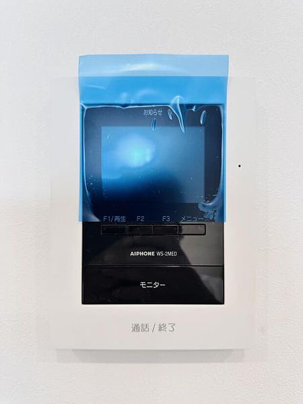 【モニター付きインターフォン】来訪者を映像で確認するシンプルな設備ながらセキュリティ効果はマル。最近は録画機能があるタイプも増え、留守中の訪問者も確認できます！