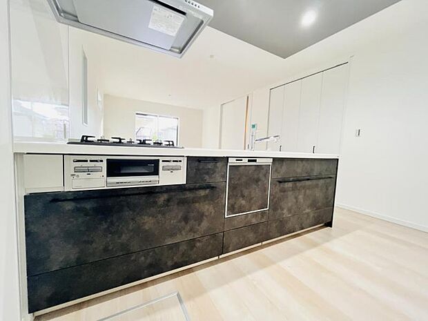 【キッチン】明るく開放感があるキッチンはリビングが見渡せる対面キッチンを採用。いつでもご家族を感じながらお料理できます。