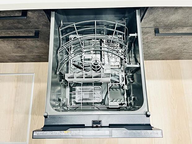 【ビルトイン食洗機】洗浄から乾燥までボタン一つで完結する食洗機付き。大変な洗い物がぐっと短く済みます！