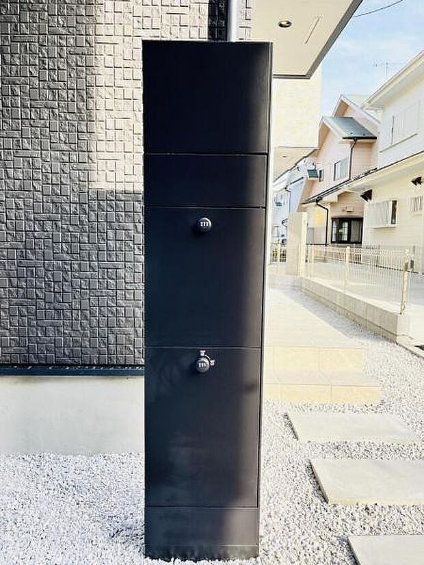 【宅配ボックス】今や当たり前になりつつある宅配ボックスを玄関横の機能門柱に完備しております。このご時世に嬉しい設備ですね。