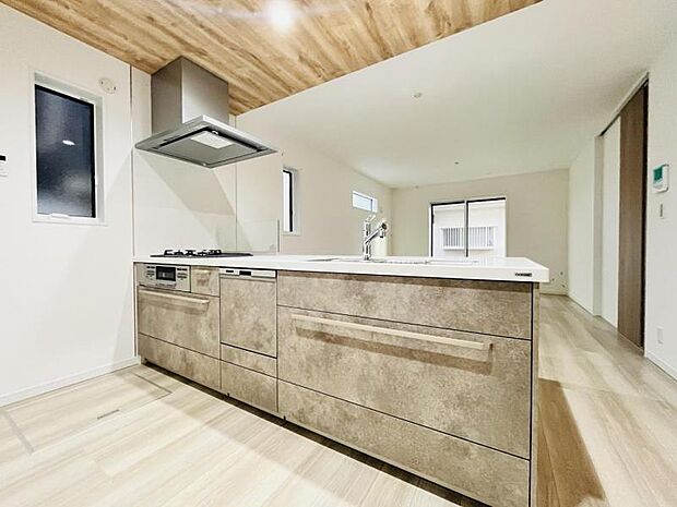 【キッチン】明るく開放感があるキッチンはリビングが見渡せる対面キッチンを採用。いつでもご家族を感じながらお料理できます。