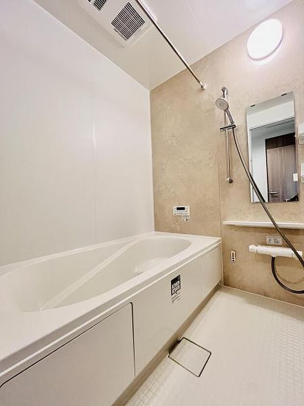 【浴室】浴室乾燥機付ですので雨の日は洗濯物を乾かせ同時に室内を乾燥しカビの抑制にも効果あります。