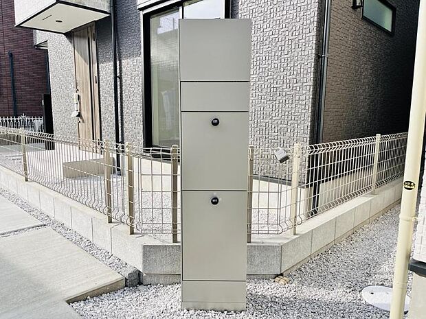 【宅配ボックス】今や当たり前になりつつある宅配ボックスを玄関横の機能門柱に完備しております。このご時世に嬉しい設備ですね。