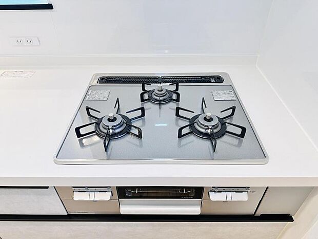 【三ツ口ガスコンロ】煮込み料理をする際にコンロが一つ塞がって他の料理ができなくて時間がかかる！そんな不満を解決してくれる3口コンロは他の調理ができるので捗ります！