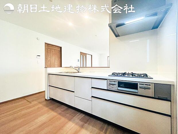 【キッチン】明るく開放感があるキッチンはリビングが見渡せる対面キッチンを採用。いつでもご家族を感じながらお料理できます。