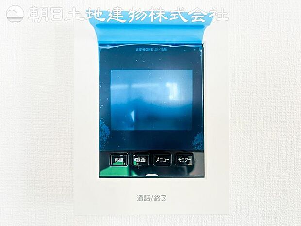 【モニター付きインターフォン】来訪者を映像で確認するシンプルな設備ながらセキュリティ効果はマル。最近は録画機能があるタイプも増え、留守中の訪問者も確認できます!