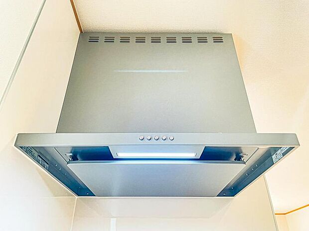 【スリム型レンジフード】稼働時の音が換気扇よりも静か 屋外とダイレクトにつながる換気扇と比べ、音が静かなメリットがあります。