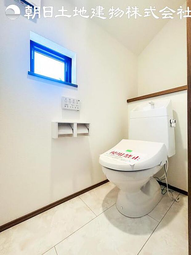 【ウォシュレット付き】洗浄、保温などの機能を備えたウォシュレット。洗浄により毎回のペーパー使用量を減らせ、保温により冬場の便座のひんやりを解消してくれる便利な設備付き