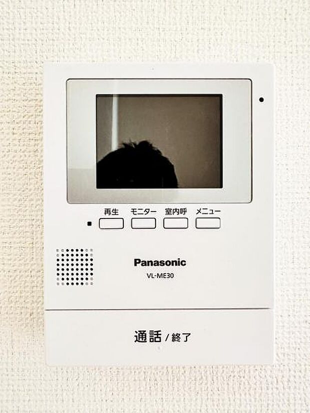 【モニター付きインターフォン】来訪者を映像で確認するシンプルな設備ながらセキュリティ効果はマル。最近は録画機能があるタイプも増え、留守中の訪問者も確認できます!