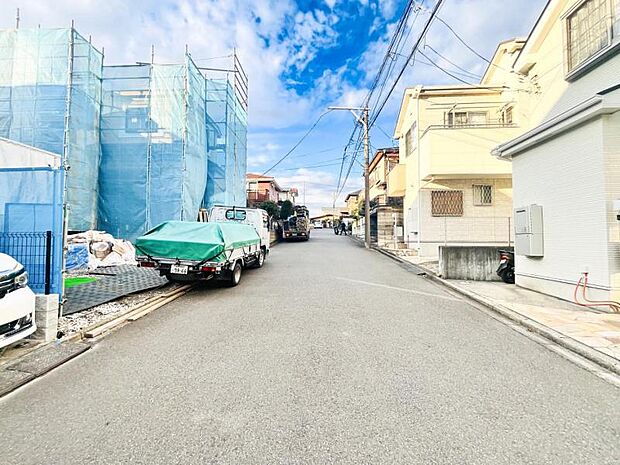 【前面道路を含む現地外観】