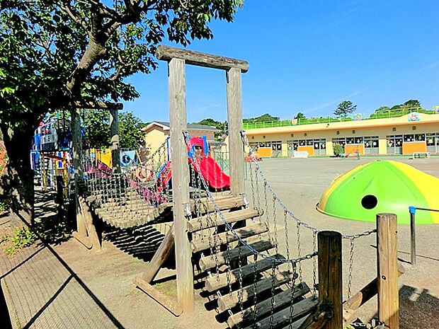 【春日幼稚園】560m 遊ぶ時間と、勉強の時間のメリハリをしっかりと計画して教育されています。毎日、体操の時間があり、しっかりと丈夫な子供達がすくすくと育っている印象です。