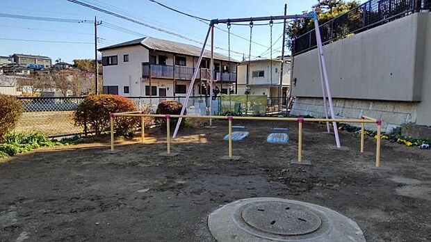 【綾西第5公園】130ｍ　住宅街のコンパクトな公園です。昭和後期につくられた第二次ベビーブームのための公園です。遊び場にはブランコがあります。