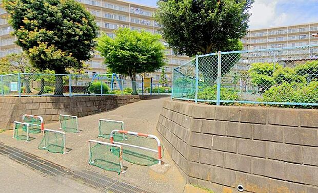 【坂上公園】750m 綺麗に管理されている公園です。