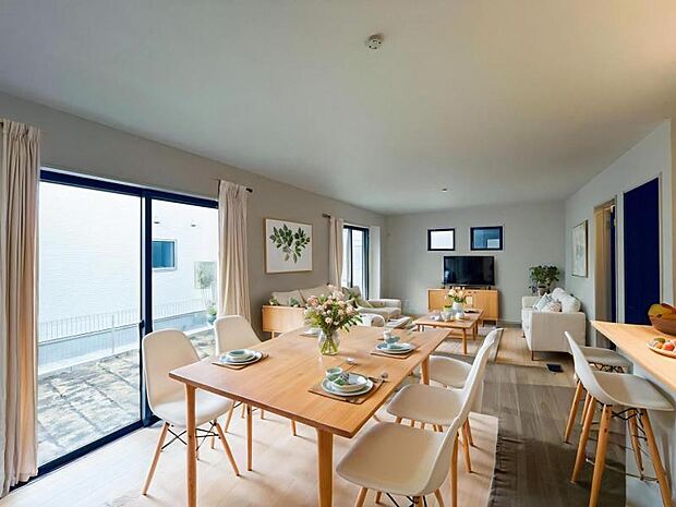 【LDK】明るい光と風が交差する大空間は約20帖。キッチンスペースとの一体感も考えた空間になりました。※家具等はCG合成となります。