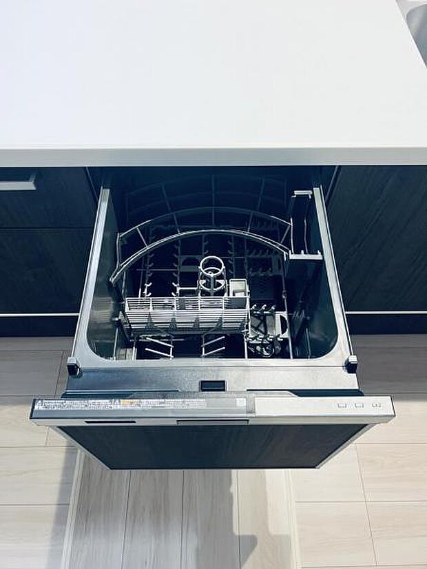 【ビルトイン食洗機】洗浄から乾燥までボタン一つで完結する食洗機付き。大変な洗い物がぐっと短く済みます！