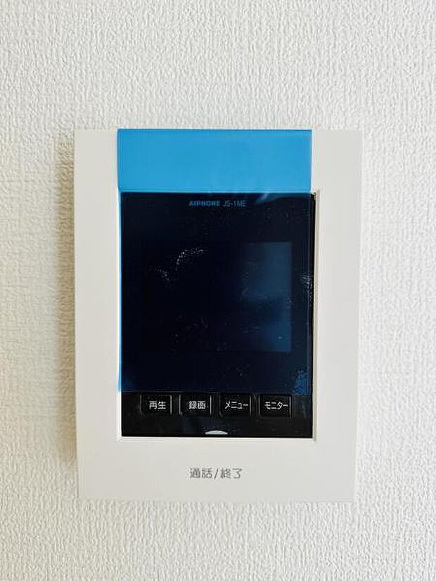 【モニター付きインターフォン】来訪者を映像で確認するシンプルな設備ながらセキュリティ効果はマル。最近は録画機能があるタイプも増え、留守中の訪問者も確認できます!