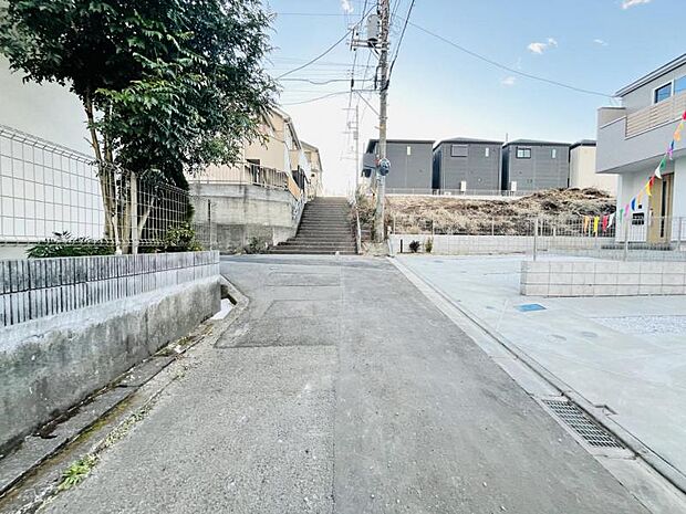 【前面道路を含む現地外観】閑静な住宅街の物件となります。