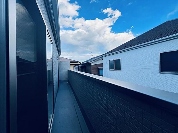 【バルコニー】人気のワイドバルコニーを採用しております。洗濯物が多いご家族でも安心ですね。