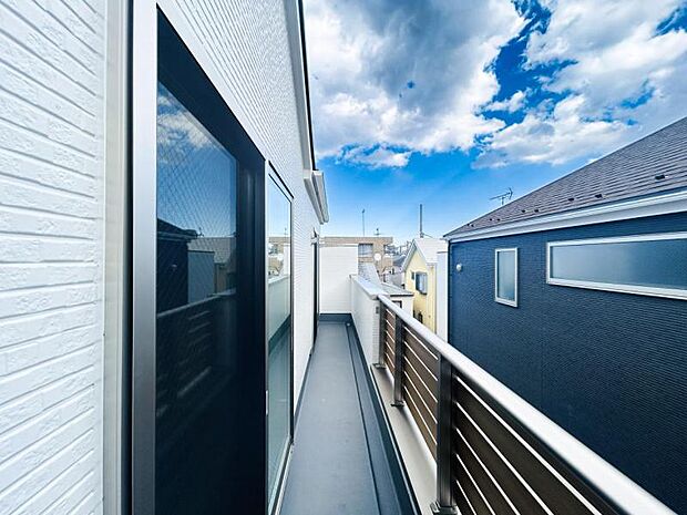 【2号棟：バルコニー】人気のワイドバルコニーを採用しております。洗濯物が多いご家族でも安心ですね。