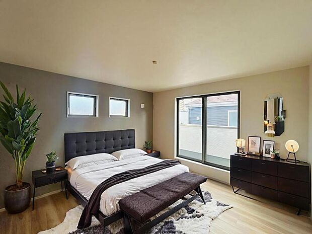 【2号棟：8.0帖洋室】2面より光を取り込み明るいお部屋となっております。※画像の家具等はCG合成となります。