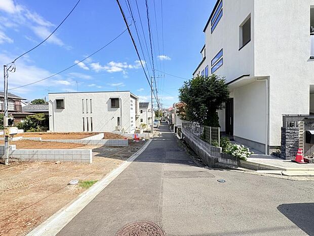 【前面道路を含む現地外観】