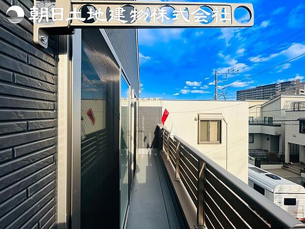 【バルコニー】眺望は視界を遮る建物がございませんので四季折々の素敵なシティービューが楽しめます。