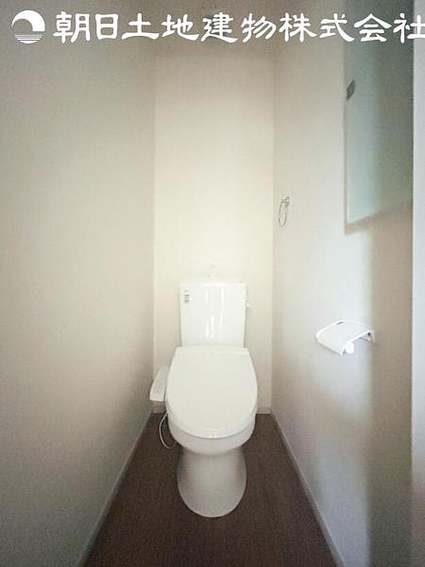 【ウォシュレット付き】洗浄、保温などの機能を備えたウォシュレット。洗浄により毎回のペーパー使用量を減らせ、保温により冬場の便座のひんやりを解消してくれる便利な設備付き