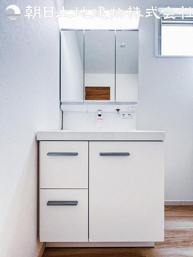 【洗面台】さわやかに気持ちよく1日が始められるように、機能性とデザイン性を両立した洗面化粧台です。