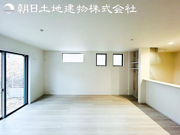 【リビング】静寂も喧騒も楽しめるご家族のお気に入りの大空間。いつまでもその場にいたくなる心地よさがご家族を繋げます。