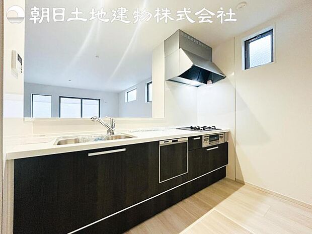 【キッチン】洗礼されたスタイリッシュなデザイン性と使いやすさを備えたキッチンです。