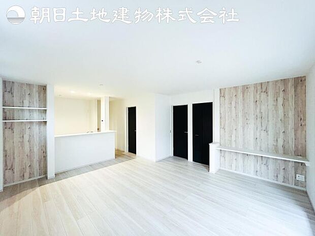 【スタディコーナー】リビングに設置することによって家族の間でコミュニケーションが活発になります。お子様がしっかり勉強しているのか見守ることもできます♪