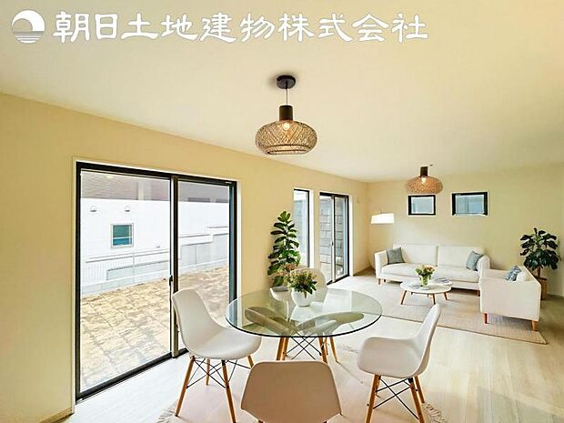 【リビング】開口部からたくさんの採光が望める快適空間となりご家族が集まりやすいリビングです。※家具等はCG合成です。