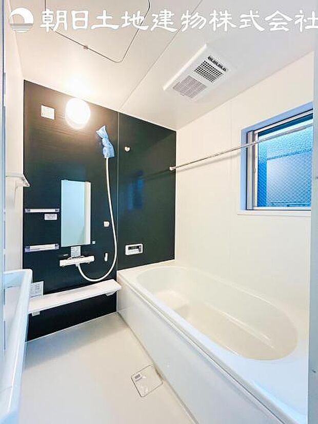 【浴室】浴室はアクセントパネルで落ち着いた印象です。窓から採光もとれていてさわやかな気持ちで入浴できます。