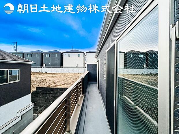 【バルコニー】人気のワイドバルコニーを採用しております。洗濯物が多いご家族でも安心ですね。