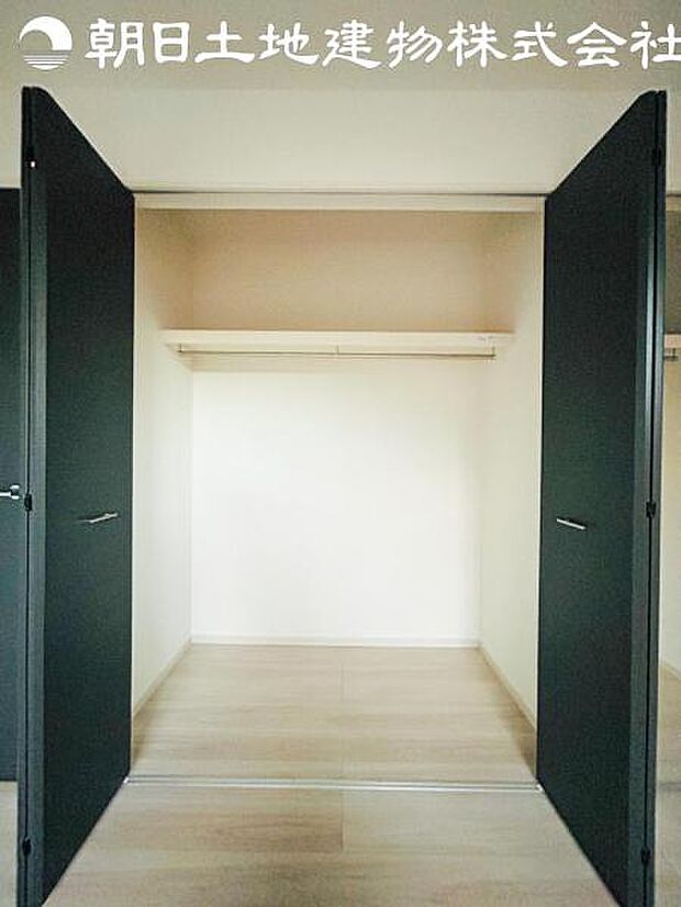 【クローゼット】大きな収納力を持つクローゼット付き。複数で共有して使うこともでき、奥様が独り占めすることも可能です♪