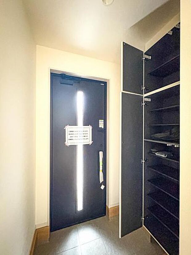 【明るく収納豊富な玄関】可動棚で調整可、ロングブーツやトレッキング靴もすっぽり収まる玄関収納