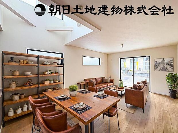 【大型吹抜け＋南向きで明るく開放感のあるリビング：21帖】お店で見掛けた「あの家具」でも自由に配置できるゆとりのリビング空間。また、家具等は販売価格に含まれません。